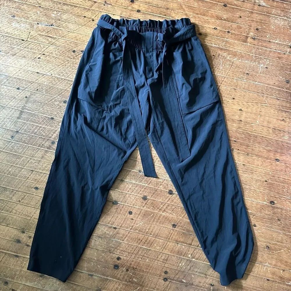 Athleta lightweight paperbag black Athleisure 12 pants